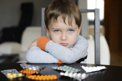 Ребенок с таблетками